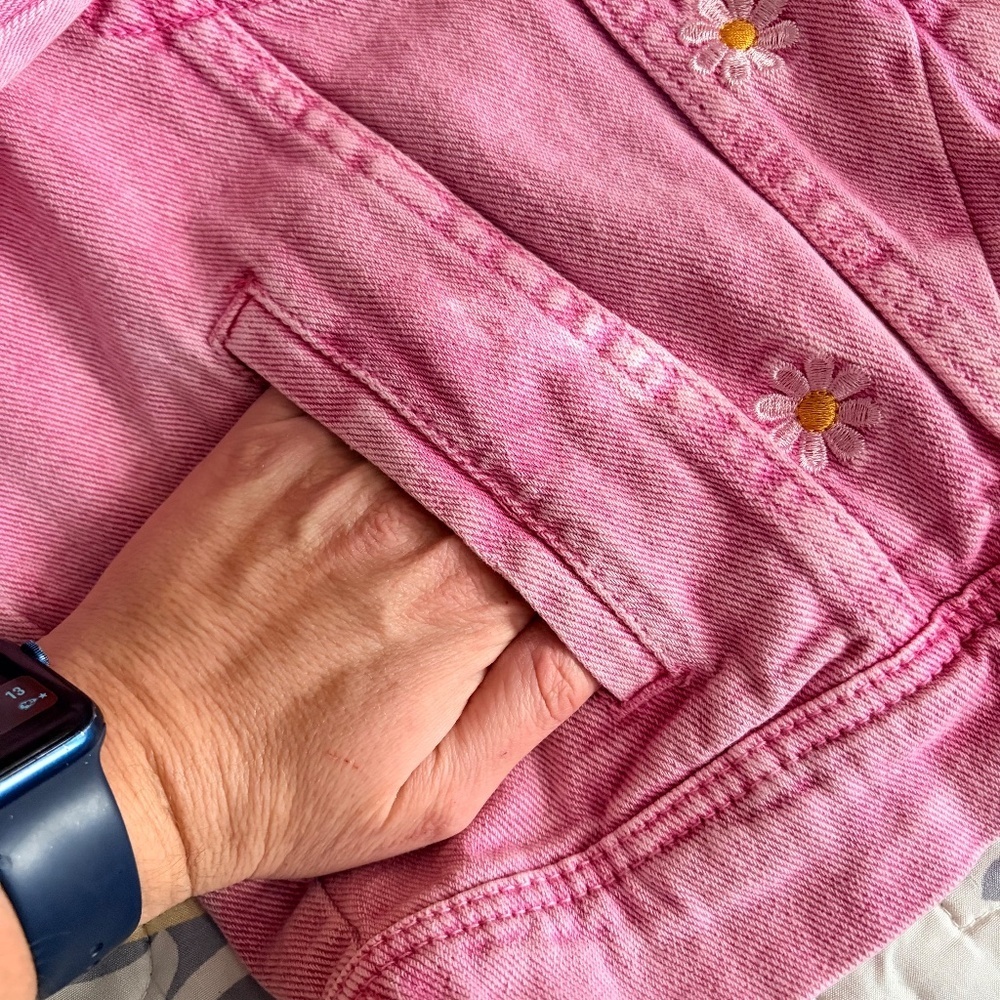 Veveret Daisy Print Button Up Pink Boutique Denim Jacket, Medium - Picture 11 of 15